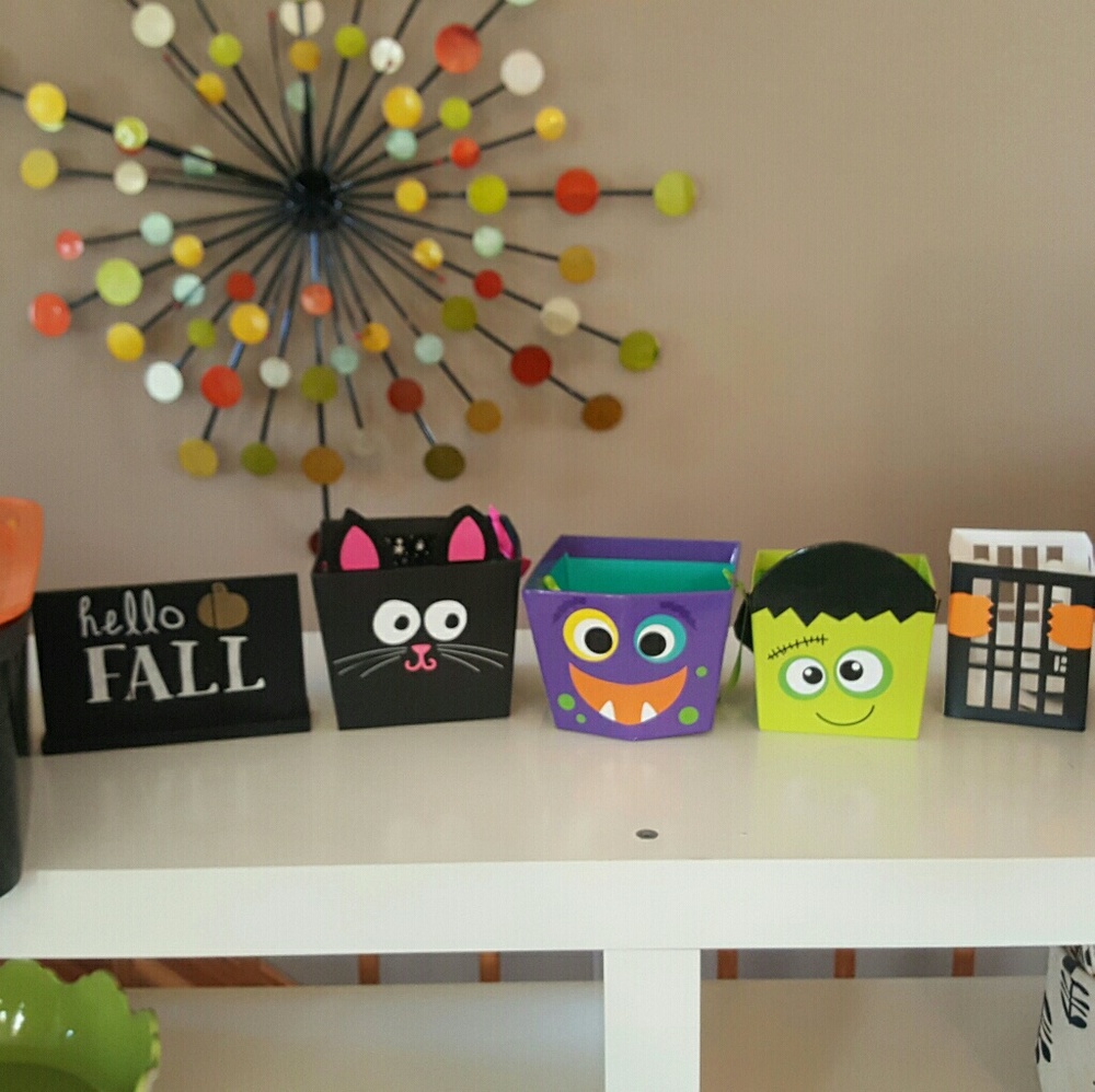 Halloween basket lot and hello fall sign!